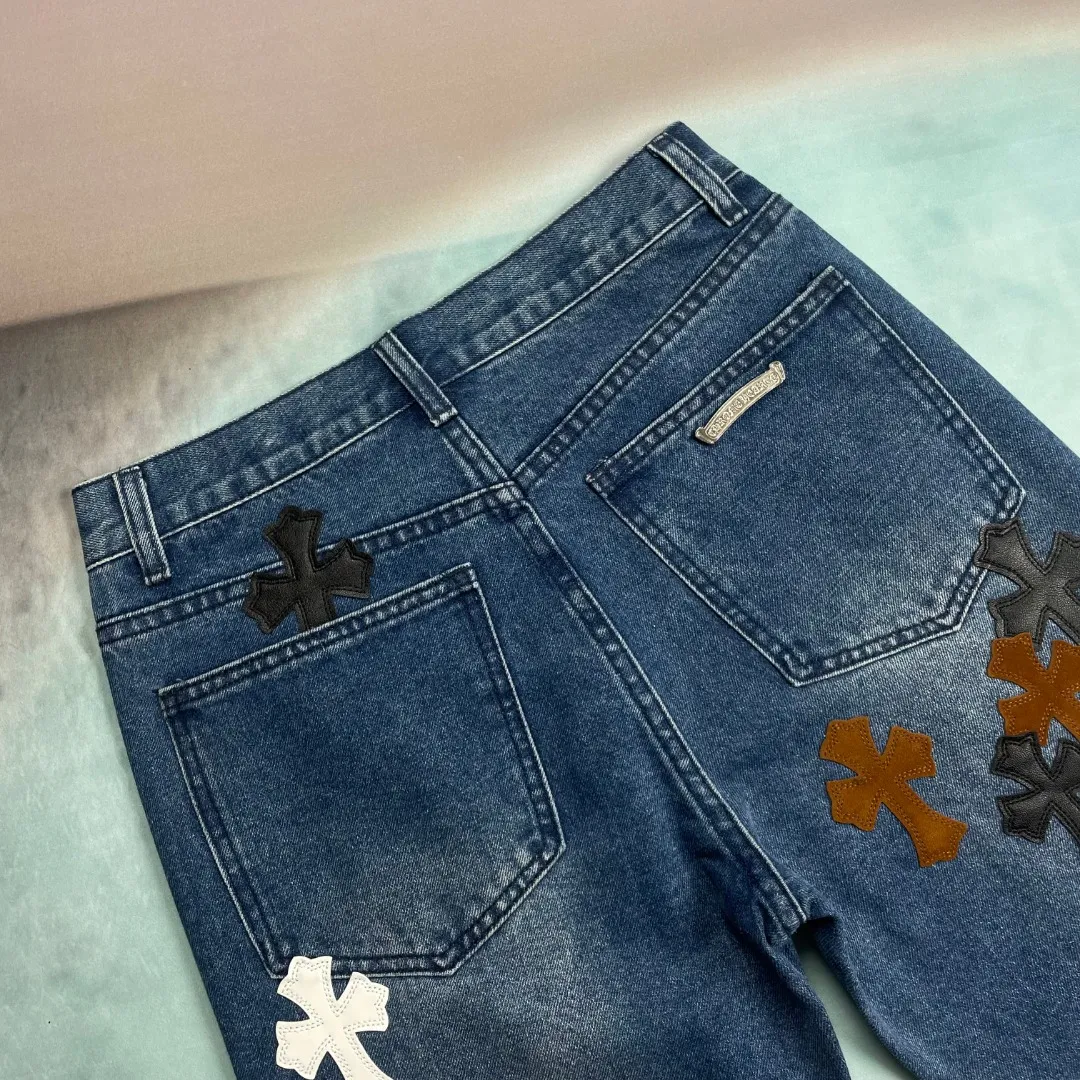 🅿️280 🔘Style number-KL125 🔘Cro Xin𝐂𝐡𝐫𝐨𝐦𝐞 𝐇𝐞𝐚𝐫𝐭 Matty Boy Sex Records series limited edition leather multi-color high street work jeans* [same style as Wang Chuqin] Among Cro Xin’s many items, this CH Jeans are the best. The production process is extremely complicated. The finished product needs to be washed first, then disassembled. The sheepskin cross skins are carefully sewn by hand, and then re-joined. The process is complicated and difficult to be detailed. Once you get it, you can intuitively feel the high-end texture that hits your face, and use your strength to explain what "good looks come first". It is made of beaded canvas fabric. After being washed with heavy water, the texture of the upper body becomes more mellow and the shape of the pants is also more straight. The whole trousers use three-dimensional cutting technology, and the shape is unique. The hardware is customized according to ZP genuine standards, and the thick beaded canvas fabric is not only soft after washing, but also has excellent breathability. Paired with an ingenious customized small leather label, the details are exquisite and simple yet elegant. The trousers are of exquisite workmanship, and every trace is neat and detailed, showing excellent quality.  Size: S M L XL XXL (28.30.32.34.36) Color: Blue